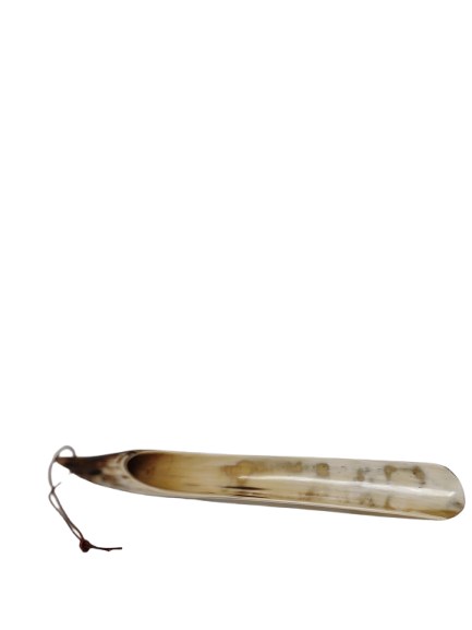 Schuhlöffel aus Horn mit Lederschlaufe, ca. 30cm lang Schuhlöffel aus Horn mit Lederschlaufe, ca. 30cm lang